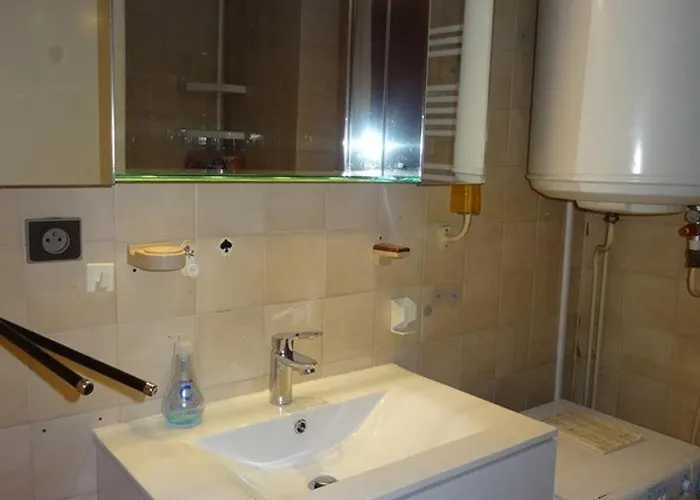 A : Piscine, Proche Port, Plages Et Aeroport, Parking Inclus - Fr-1-335-171 公寓 *